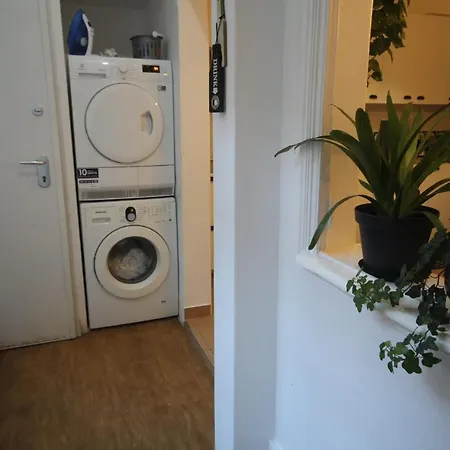 Bordeaux M1 R3 - & Comfortable Double With Private Patio & Shared Bathroom Vendégház