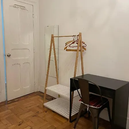 Bordeaux M1 R3 - & Comfortable Double With Private Patio & Shared Bathroom Vendégház