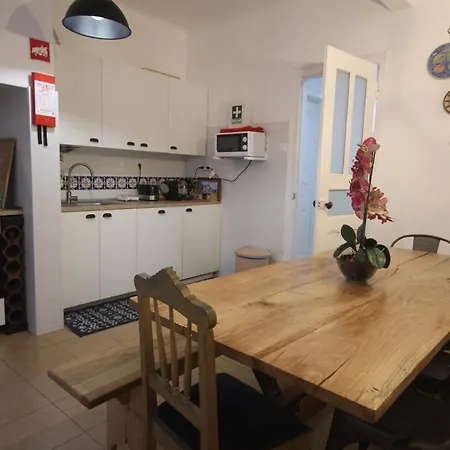 Affittacamere Bordeaux M1 R3 - & Comfortable Double With Private Patio & Shared Bathroom Lisbona