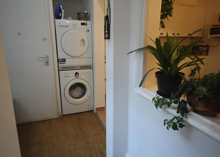 Bordeaux M1 R3 - & Comfortable Double With Private Patio & Shared Bathroom Guest house