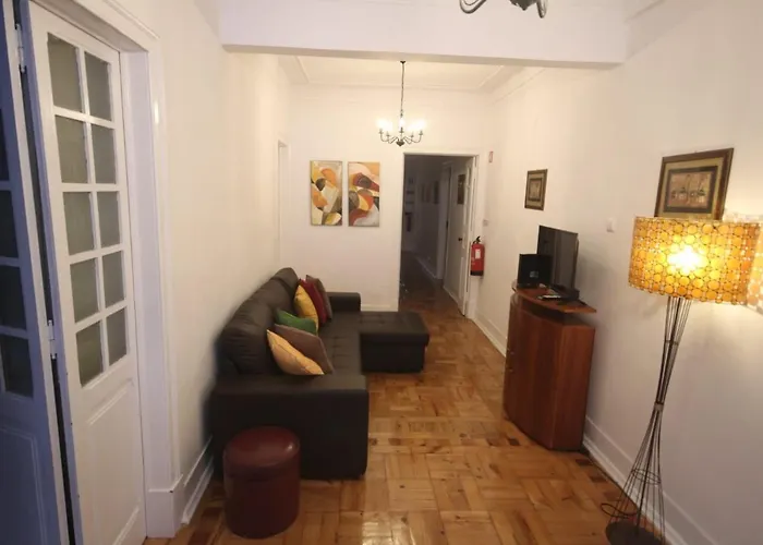 Guest house Bordeaux M1 R3 - & Comfortable Double With Private Patio & Shared Bathroom Lisbon