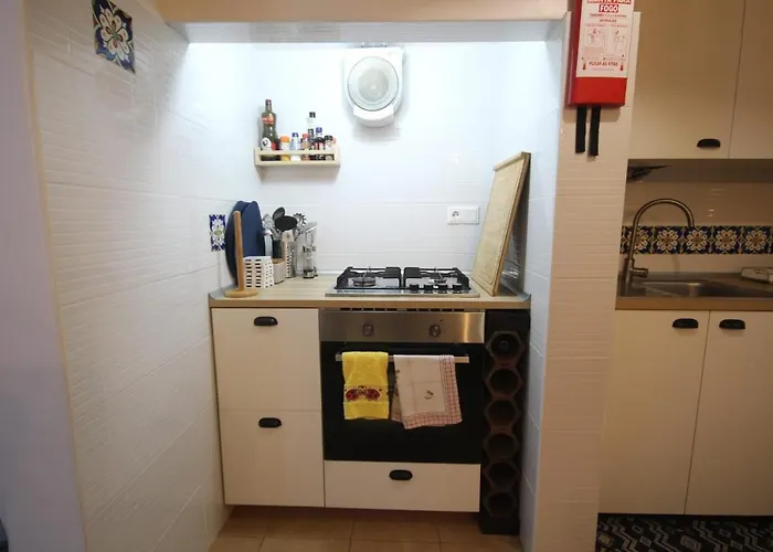 Guest house Bordeaux M1 R3 - & Comfortable Double With Private Patio & Shared Bathroom