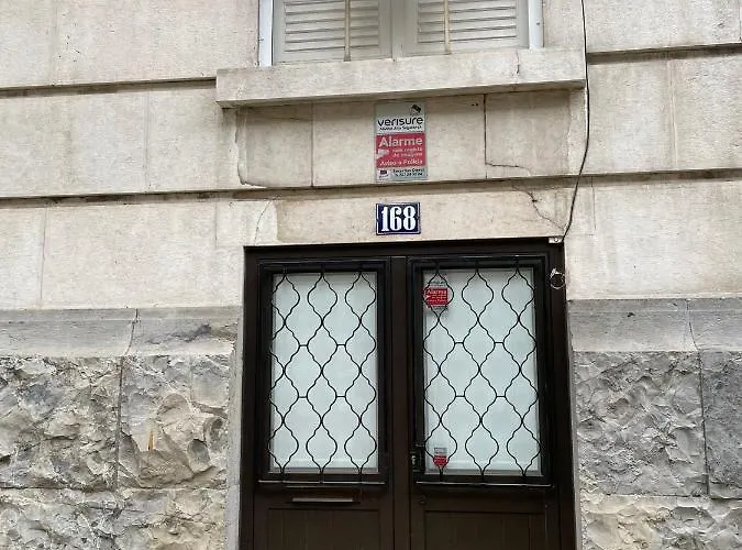 Guest house Bordeaux M1 R3 - & Comfortable Double With Private Patio & Shared Bathroom 3*