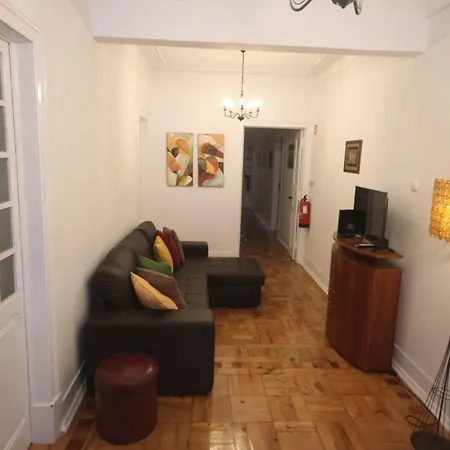 Guest house Bordeaux M1 R3 - & Comfortable Double With Private Patio & Shared Bathroom Lisbon