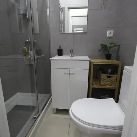 Bordeaux M1 R3 - & Comfortable Double With Private Patio & Shared Bathroom *