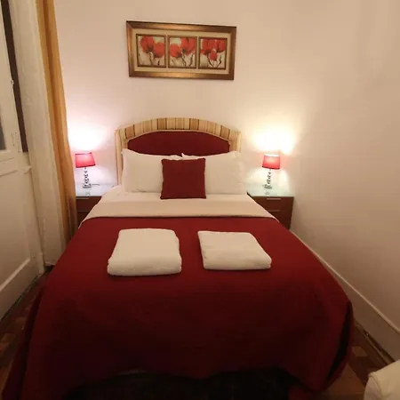 Guest house Bordeaux M1 R3 - & Comfortable Double With Private Patio & Shared Bathroom Lisbon