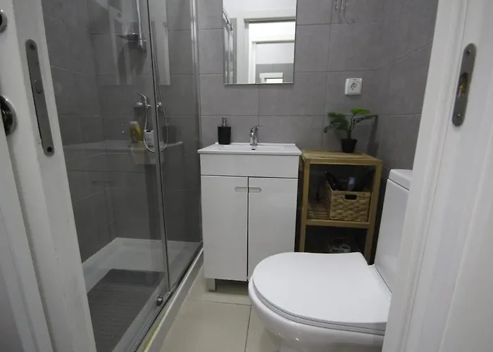 Bordeaux M1 R3 - & Comfortable Double With Private Patio & Shared Bathroom 3*